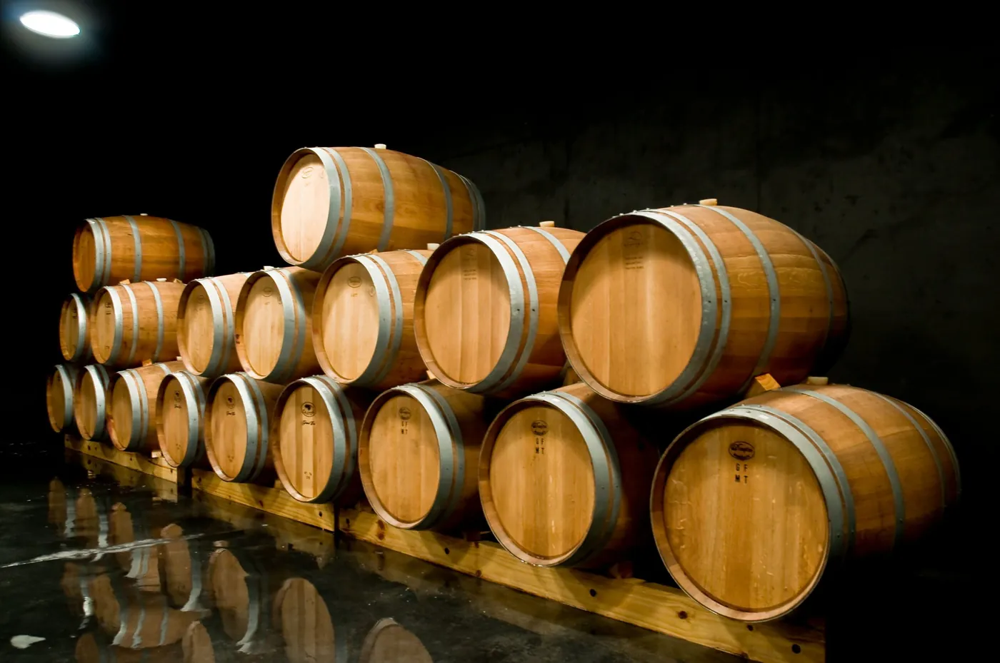 Barricas de roble en la cava